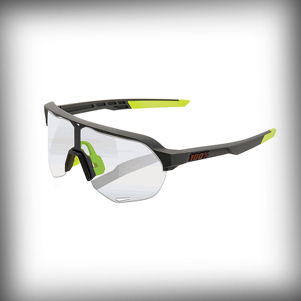100% S2 BRILLE- Inspiriert vom durchschlagenden Erfolg der Speedcraft schickt 100% die neue S2 Performancebrille ins Rennen. Die gelaserten Kanten der zylindrischen Linse sorgen für den Look eines geschlossenen Rahmens, während das Design der S2 exzellente vertikale Sicht und optimalen Komfort bietet. Die S2 profitiert von innovativen Technologien, den hochwertigen Linsen und wurde speziell für Fahrradfahrer entwickelt – ob Anfänger oder Profi.