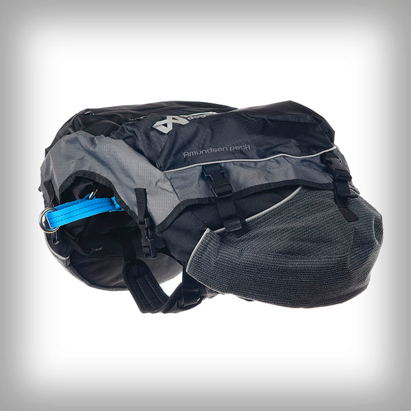 NON-STOP AMUNDSEN HUNDE PACKTASCHE - Der Amundsen Pack ist ein ergonomisch entwickelter Rucksack für Hunde. Aufgrund seiner aussergewöhnlichen Passform, seinen vielfältigen Einstellmöglichkeiten und der optimalen, rückenschonenden Gewichtsverteilung trägt dein Hund seine Sachen und sein Futter auch über weite Strecken entspannt selbst.