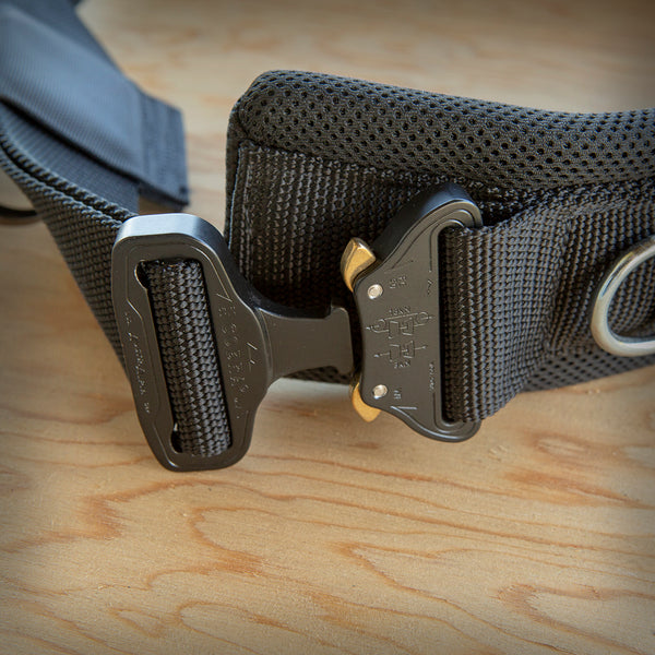 Der Cobra-Verschluss ist extrem belastbar. Er wird immer dort eingesetzt wo eine hohe Sicherheit gefordert wird. dieser Verschluss lässt sich nur mit 2 Fingern öffnen, was ein versehentliches Öffnen nahezu ausschliesst.