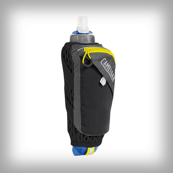 CAMELBAK NANO HANDHELD RED-LIME PUNCH- Der Ultra™ Handheld verfügt über die erste isolierte Softflasche auf dem Markt. Das System ist so leicht und komfortabel, dass man es beim Tragen in der Hand fast vergisst. Die 500 ml isoliert Softflasche hält dein Wasser doppelt so lang kühl, ohne dabei ein grösseres Volumen zu benötigen. Der weiche und anatomisch geformte Ultra™ Handheld passt ideal in die Hand und mit den elastischen Bändern, hält die Flasche fast wie von selbst.