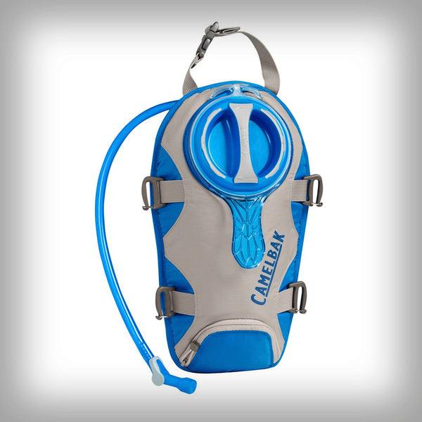 CAMELBAK UNBOTTLE 2L FROST GREY-TURKISH SEA- Das ist doch mal was anderes: das Unbottle Trinksystem von Camelbak nimmt keinen Platz im Rucksack weg, sondern lässt sich ganz einfach anschnallen! Über vier Befestigungsösen lässt sich das Unbottle schnell und unkompliziert befestigen, zum Beispiel an Kompressionsriemen oder anderen Befestigungsschlaufen. Und schon ist die Flüssigkeitsversorgung für unterwegs gesichert!
