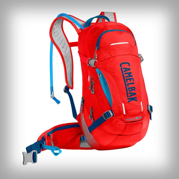 CAMELBAK M.U.L.E. LR 15 TRINKRUCKSACK- Der legendäre und vielseitige MTB M.U.L.E. LR 15 Rucksack von CamelBak wurde überarbeitet und bietet jetzt einen Low Rider-Vorteil. Der M.U.L.E. LR verbindet die ursprünglichen Eigenschaften des beliebten M.U.L.E. mit einem hüftorientierten Design, dass maximale Stabilität bei aggressiven Downhillabfahrten bietet. Das hüftorientierte Design verlagert deinen Wasservorrat und das Gepäck nach unten in den Hüftbereich.