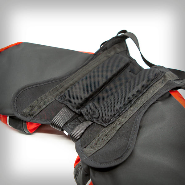 ZAMPA HUNDERUCKSACK- ist ein leichter Hunderucksack welcher mit den Geschirren Trekking-Harness und Speedline von Zampa kombiniert werden kann. Er lässt sich leicht montieren und ist dank seiner speziellen Polsterung im Sattelteil, sehr schonend für den Hund. Die eingesetzten Pads welche links und rechts an der Wirbelsäule aufliegen, schonen diese und verhindern einen direkten Kontakt zwischen Hund und Rucksack in diesem Bereich.