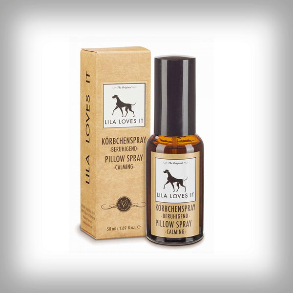 LILA LOVES IT KÖRBCHENSPRAY- das KÖRBCHENSPRAY beruhigt deinen Hund mit wohltuendem Duft und sorgt für gesundes Wohlbefinden. Die ätherischen Öle des Sprays sind rein natürlich und schenken dem Hund einen entspannenden Ausgleich, den er zum Beispiel in stressigen Situationen im Auto, beim Tierarzt oder bei starker Belastung braucht.