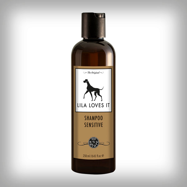 LILA LOVES IT SHAMPOO SENSITIVE- für Welpen, Allergiker und empfindliche Vierbeiner. Das SHAMPOO SENSITIVE ist mild zur empfindlichen Haut des Hundes und der Haut Ihres Welpen. Es ist für den besonderen pH-Wert Ihres Lieblings (pH7-8) entwickelt. Es reinigt das Fell schonend und effektiv.