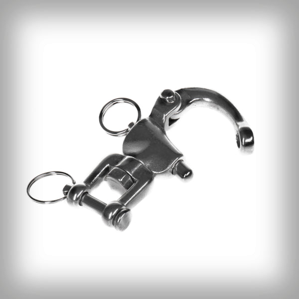 PANIC-SNAP- Manchmal kann es zu Situationen kommen, in denen du deinen Hund schnell von dir oder dem Scooter/Bike lösen können musst. Für diesen Fall wird ein sogenannter Panic Snap verwendet. Dieser Sicherheitsverschluss, an dem die Jöringleine direkt befestigt wird, kann in Notsituationen auch unter starkem Zug mittels Ziehen am oberen Ring geöffnet werden. Das kann man mit der Sicherheitsbindung an Skiern vergleichen, die sich bei einem Sturz öffnet, damit die Skier keinen Schaden anrichten können.