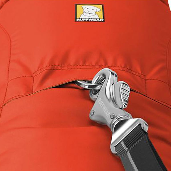 RUFFWEAR INSULATED JACKET- Die warme, verpackbare Ruffwear-Hundejacke Quinzee trotzt dem Wetter mit Synthetikfutter und sorgt bei extrem kaltem und rauem Wetter für Wärme. Zur Aufbewahrung lässt sich die Hundejacke in eine integrierte Stopftasche stopfen. Auf beiden Seiten der Jacke sorgen Klickverschlüsse für guten Halt bei der Bewegung und ermöglichen einfaches An- und Ausziehen.