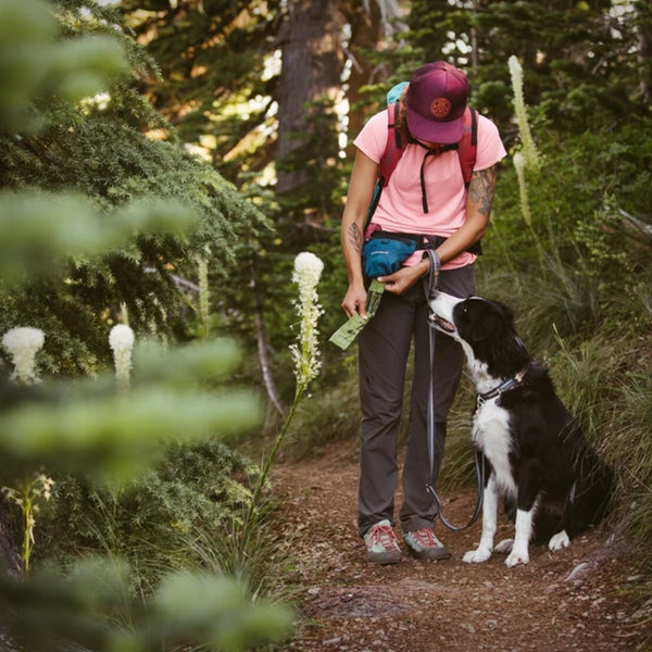 RUFFWEAR PACK OUT BAG- ist eine bequeme Lösung zum Mitnehmen von vollen Kotbeuteln. Hände sind zwischen Entsorgungsstellen frei. Wasserabweisendes Aussenmaterial und wasserdichtes Futter mit wasserabweisendem Reissverschluss, damit es einfach zu reinigen ist und dabei auch schmutzabweisend ist.