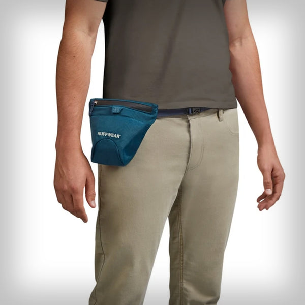 RUFFWEAR PACK OUT BAG- ist eine bequeme Lösung zum Mitnehmen von vollen Kotbeuteln. Hände sind zwischen Entsorgungsstellen frei. Wasserabweisendes Aussenmaterial und wasserdichtes Futter mit wasserabweisendem Reissverschluss, damit es einfach zu reinigen ist und dabei auch schmutzabweisend ist.