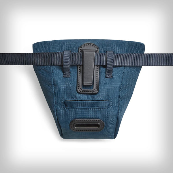 RUFFWEAR PACK OUT BAG- ist eine bequeme Lösung zum Mitnehmen von vollen Kotbeuteln. Hände sind zwischen Entsorgungsstellen frei. Wasserabweisendes Aussenmaterial und wasserdichtes Futter mit wasserabweisendem Reissverschluss, damit es einfach zu reinigen ist und dabei auch schmutzabweisend ist.