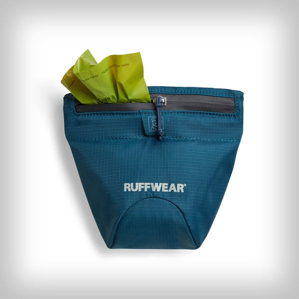 RUFFWEAR PACK OUT BAG- ist eine bequeme Lösung zum Mitnehmen von vollen Kotbeuteln. Hände sind zwischen Entsorgungsstellen frei. Wasserabweisendes Aussenmaterial und wasserdichtes Futter mit wasserabweisendem Reissverschluss, damit es einfach zu reinigen ist und dabei auch schmutzabweisend ist.