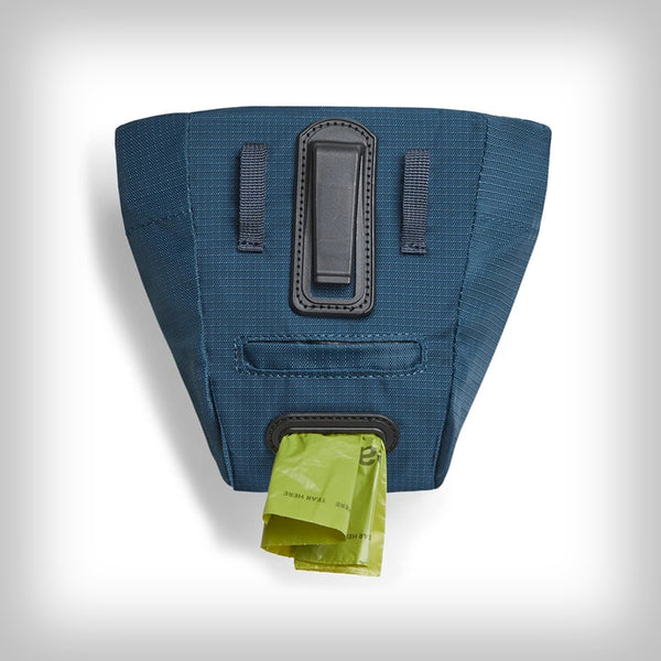 RUFFWEAR PACK OUT BAG- ist eine bequeme Lösung zum Mitnehmen von vollen Kotbeuteln. Hände sind zwischen Entsorgungsstellen frei. Wasserabweisendes Aussenmaterial und wasserdichtes Futter mit wasserabweisendem Reissverschluss, damit es einfach zu reinigen ist und dabei auch schmutzabweisend ist.
