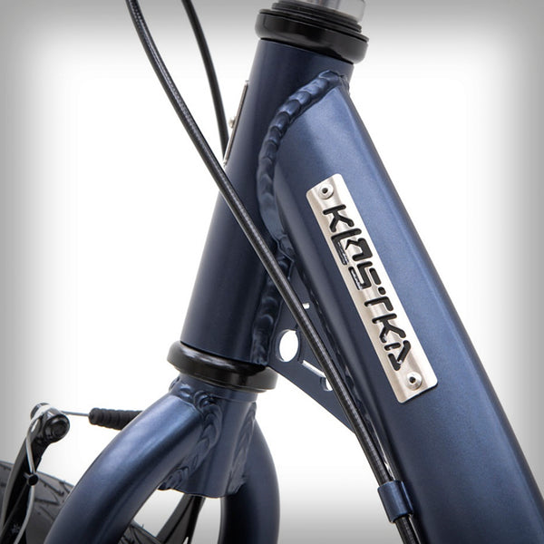 KOSTKA TRAVEL MAX SCOOTER MODELL (G6) - Der Sport-Tourentretroller für Erwachsene mit grossen 28/20 Rädern zeichnet sich besonders durch seinen sportlichen Charakter aus. Das 28-Zoll-Vorderrad erleichtert die Überwindung von Unebenheiten, sorgt für eine perfekte Spurführung und erleichtert das Fahren in leichtem Terrain.