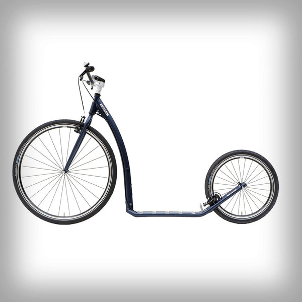 KOSTKA TRAVEL MAX SCOOTER MODELL (G6) - Der Sport-Tourentretroller für Erwachsene mit grossen 28/20 Rädern zeichnet sich besonders durch seinen sportlichen Charakter aus. Das 28-Zoll-Vorderrad erleichtert die Überwindung von Unebenheiten, sorgt für eine perfekte Spurführung und erleichtert das Fahren in leichtem Terrain.