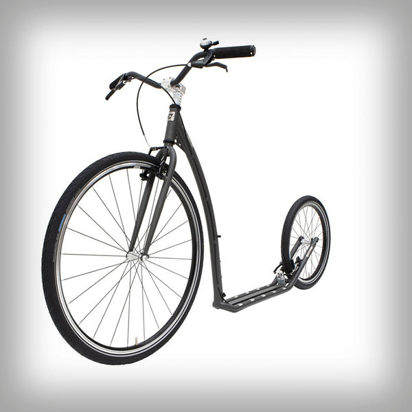 KOSTKA TRAVEL MAX SCOOTER MODELL (G6) - Der Sport-Tourentretroller für Erwachsene mit grossen 28/20 Rädern zeichnet sich besonders durch seinen sportlichen Charakter aus. Das 28-Zoll-Vorderrad erleichtert die Überwindung von Unebenheiten, sorgt für eine perfekte Spurführung und erleichtert das Fahren in leichtem Terrain.