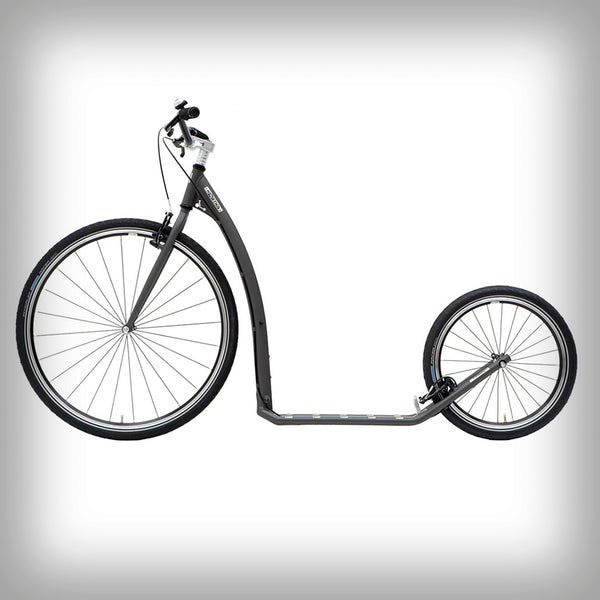 KOSTKA TRAVEL MAX SCOOTER MODELL (G6) - Der Sport-Tourentretroller für Erwachsene mit grossen 28/20 Rädern zeichnet sich besonders durch seinen sportlichen Charakter aus. Das 28-Zoll-Vorderrad erleichtert die Überwindung von Unebenheiten, sorgt für eine perfekte Spurführung und erleichtert das Fahren in leichtem Terrain.