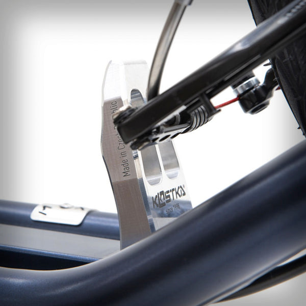 KOSTKA TRAVEL MAX SCOOTER MODELL (G6) - Der Sport-Tourentretroller für Erwachsene mit grossen 28/20 Rädern zeichnet sich besonders durch seinen sportlichen Charakter aus. Das 28-Zoll-Vorderrad erleichtert die Überwindung von Unebenheiten, sorgt für eine perfekte Spurführung und erleichtert das Fahren in leichtem Terrain.