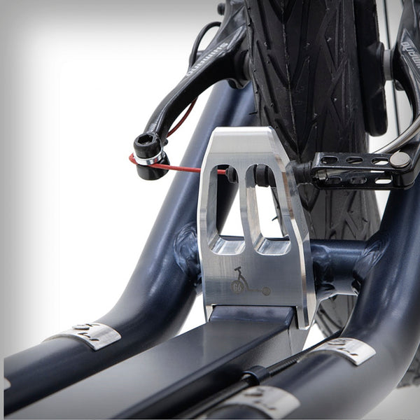 KOSTKA TRAVEL MAX SCOOTER MODELL (G6) - Der Sport-Tourentretroller für Erwachsene mit grossen 28/20 Rädern zeichnet sich besonders durch seinen sportlichen Charakter aus. Das 28-Zoll-Vorderrad erleichtert die Überwindung von Unebenheiten, sorgt für eine perfekte Spurführung und erleichtert das Fahren in leichtem Terrain.