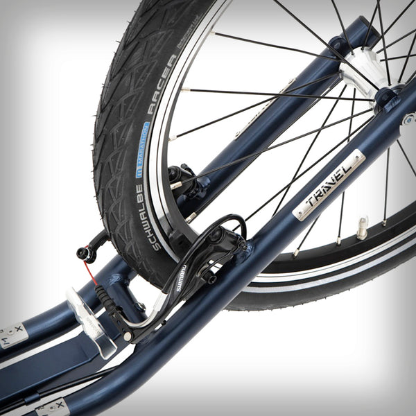 KOSTKA TRAVEL MAX SCOOTER MODELL (G6) - Der Sport-Tourentretroller für Erwachsene mit grossen 28/20 Rädern zeichnet sich besonders durch seinen sportlichen Charakter aus. Das 28-Zoll-Vorderrad erleichtert die Überwindung von Unebenheiten, sorgt für eine perfekte Spurführung und erleichtert das Fahren in leichtem Terrain.