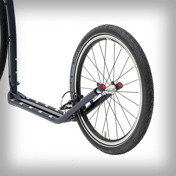 KOSTKA TRAVEL MAX SCOOTER MODELL (G6) - Der Sport-Tourentretroller für Erwachsene mit grossen 28/20 Rädern zeichnet sich besonders durch seinen sportlichen Charakter aus. Das 28-Zoll-Vorderrad erleichtert die Überwindung von Unebenheiten, sorgt für eine perfekte Spurführung und erleichtert das Fahren in leichtem Terrain.