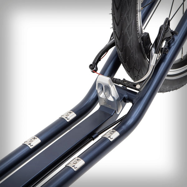 KOSTKA TRAVEL MAX SCOOTER MODELL (G6) - Der Sport-Tourentretroller für Erwachsene mit grossen 28/20 Rädern zeichnet sich besonders durch seinen sportlichen Charakter aus. Das 28-Zoll-Vorderrad erleichtert die Überwindung von Unebenheiten, sorgt für eine perfekte Spurführung und erleichtert das Fahren in leichtem Terrain.