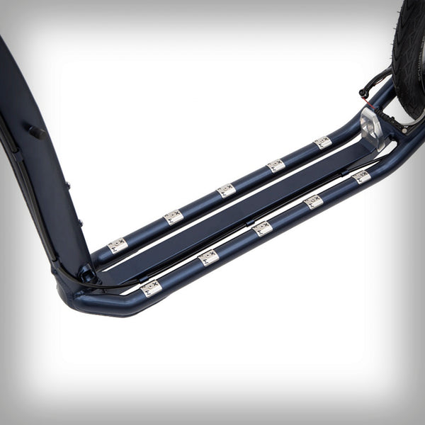 KOSTKA TRAVEL MAX SCOOTER MODELL (G6) - Der Sport-Tourentretroller für Erwachsene mit grossen 28/20 Rädern zeichnet sich besonders durch seinen sportlichen Charakter aus. Das 28-Zoll-Vorderrad erleichtert die Überwindung von Unebenheiten, sorgt für eine perfekte Spurführung und erleichtert das Fahren in leichtem Terrain.