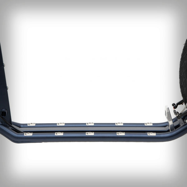 KOSTKA TRAVEL MAX SCOOTER MODELL (G6) - Der Sport-Tourentretroller für Erwachsene mit grossen 28/20 Rädern zeichnet sich besonders durch seinen sportlichen Charakter aus. Das 28-Zoll-Vorderrad erleichtert die Überwindung von Unebenheiten, sorgt für eine perfekte Spurführung und erleichtert das Fahren in leichtem Terrain.