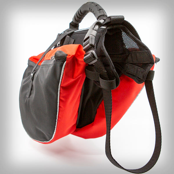 ZAMPA HUNDERUCKSACK- ist ein leichter Hunderucksack welcher mit den Geschirren Trekking-Harness und Speedline von Zampa kombiniert werden kann. Er lässt sich leicht montieren und ist dank seiner speziellen Polsterung im Sattelteil, sehr schonend für den Hund. Die eingesetzten Pads welche links und rechts an der Wirbelsäule aufliegen, schonen diese und verhindern einen direkten Kontakt zwischen Hund und Rucksack in diesem Bereich.