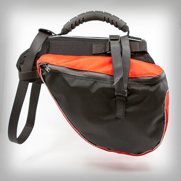 ZAMPA HUNDERUCKSACK- ist ein leichter Hunderucksack welcher mit den Geschirren Trekking-Harness und Speedline von Zampa kombiniert werden kann. Er lässt sich leicht montieren und ist dank seiner speziellen Polsterung im Sattelteil, sehr schonend für den Hund. Die eingesetzten Pads welche links und rechts an der Wirbelsäule aufliegen, schonen diese und verhindern einen direkten Kontakt zwischen Hund und Rucksack in diesem Bereich.