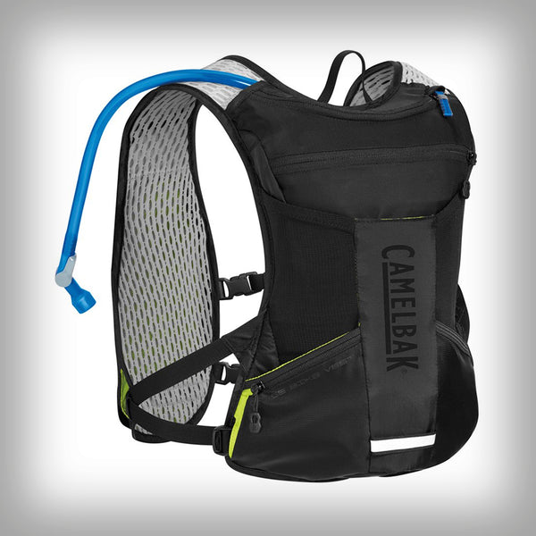 CAMELBAK CHASE BIKE VEST BLACK-  Im Running-Sport sind sie bereits nicht mehr wegzudenken, jetzt bringt CamelBak mit der CHASE BIKE VEST eine Trinkweste für Biker auf den Markt. Die Chase™ kann mit 1,5 Liter Wasser aufgefüllt werden, wobei in den beiden auf der Vorderseite angebrachten Taschen zwei zusätzliche Wasserflaschen transportiert werden können. Alles Wesentliche ist griffbereit: