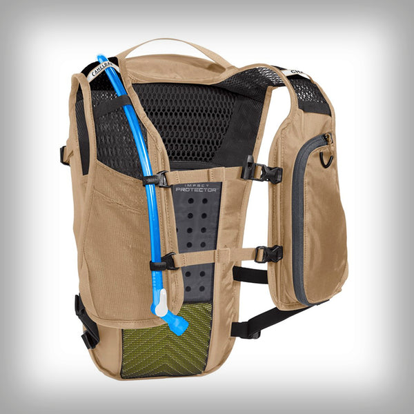 CAMELBAK CHASE PROTECTOR VEST BEIGE- Bei der Entwicklung der Weste Chase™ Protector Vest wurde sehr viel Wert auf Sicherheit und Stauraum gelegt. Der Aufprallschutz in der Rückenmitte schützt dich dort, wo es am nötigsten ist. Das Crux™-Reservoir mit Quicklink™ fasst zwei Liter. Zusätzlich bietet der Chase™ 6 Liter Packvolumen und sichere Reissverschlusstaschen sowie eine integrierte Werkzeugtasche.