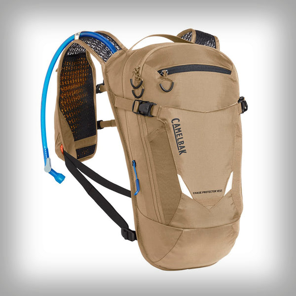 CAMELBAK CHASE PROTECTOR VEST BEIGE- Bei der Entwicklung der Weste Chase™ Protector Vest wurde sehr viel Wert auf Sicherheit und Stauraum gelegt. Der Aufprallschutz in der Rückenmitte schützt dich dort, wo es am nötigsten ist. Das Crux™-Reservoir mit Quicklink™ fasst zwei Liter. Zusätzlich bietet der Chase™ 6 Liter Packvolumen und sichere Reissverschlusstaschen sowie eine integrierte Werkzeugtasche.