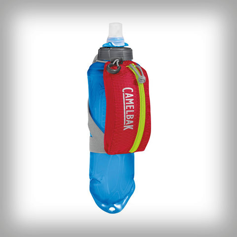CAMELBAK NANO HANDHELD RED-LIME PUNCH-  du bist am Canicross und möchtest eine kleine Trinkflasche mitnehmen ohne Rucksack oder Bauchtasche, dann ist die Nano Handheld die Lösung für dich. Genauso für Läufer, die bei einer kurzen Runde nicht auf eine Trinkflasche verzichten wollen, ist die Nano Handheld Flasche von Camelbak die optimale Lösung. Sie verbindet eine Quick Stow™ Flask mit einem Volumen von 500 Millilitern mit einem Handgriff.