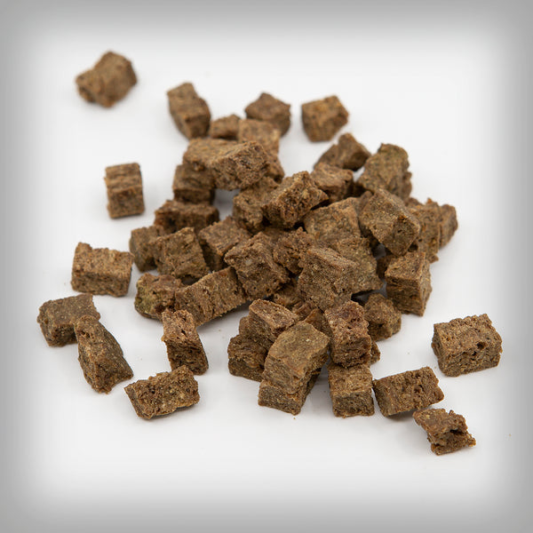 PFERDE FLEISCHWÜRFELI- Dieser Snack besteht aus 100% Pferdefleisch. Ideal fürs Training oder einfach für unterwegs. Regelmässige Kontrollen der Rohstoffe, Produktionsabläufe und Endprodukte garantieren die hohe Qualität. Wenig Fettgehalt.