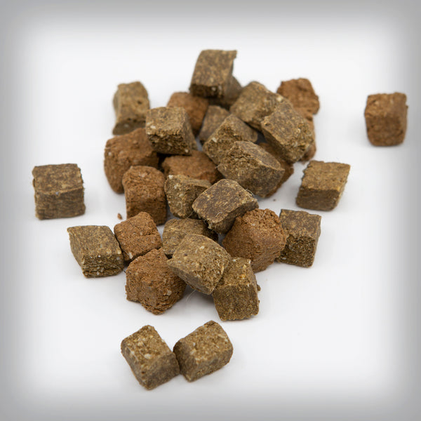 STRAUSS WÜRFELI- Dieser Snack besteht aus 100% Straussenfleisch. Ideal fürs Training oder einfach für unterwegs. Regelmässige Kontrollen der Rohstoffe, Produktionsabläufe und Endprodukte garantieren die hohe Qualität. Wenig Fettgehalt.